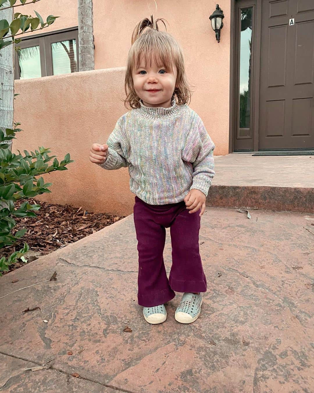 Amber Fillerup Clarkさんのインスタグラム写真 - (Amber Fillerup ClarkInstagram)「Baby bell bottoms that used to belong to big sister 💕」8月17日 11時11分 - amberfillerup