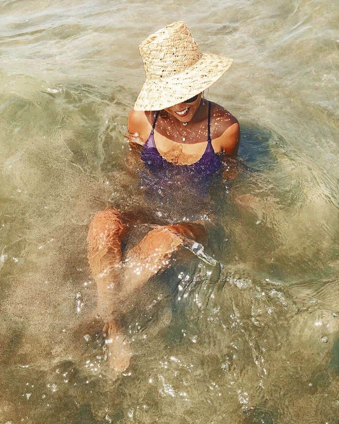 のインスタグラム：「キラッキラなclearな海🏖 川かと思う程海が沖まで透き通ってた。 まさか家から15分の海がこんなに綺麗だとわ😳 日本の海も捨てたもんじゃないね💓」