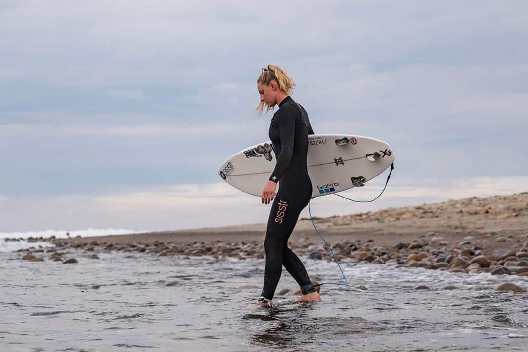 レイキー・ピーターソンのインスタグラム：「Nice to be back surfing at home. A few snaps from Lowers the other morning 😊  Photo // @miahklein @sisstrevolution」