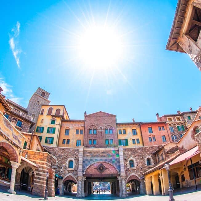 のインスタグラム：「Your day begins just beyond this gateway! 新しい1日のはじまり！ #mediterraneanharbor #tokyodisneysea #tokyodisneyresort #bluesky #メディテレーニアンハーバー #東京ディズニーシー #東京ディズニーリゾート #青空」