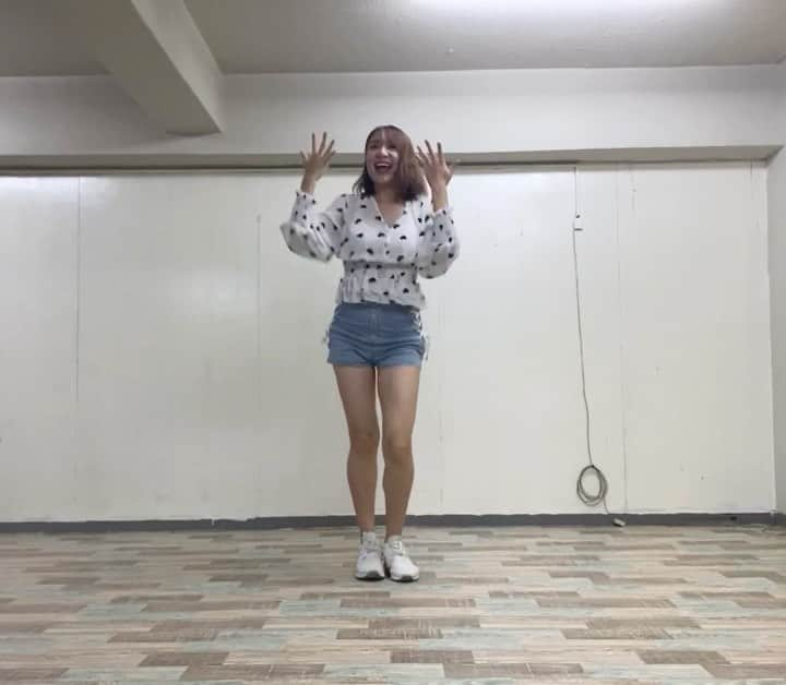 依東杏奈のインスタグラム：「昨日撮ってきたとれたれダンス動画です🤓💗  TWICEのFanfare📣📣  みてね🥰  今週も一緒に頑張って行こう💪💗  #twice #踊ってみた #ダンス動画  #ファンファーレ #fanfare  #jyp #jypark #dance #ダンス大好き」