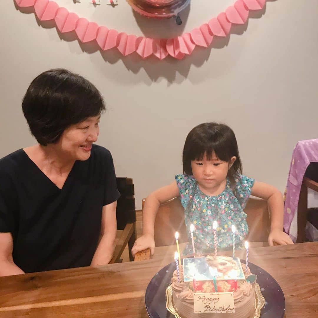 潮田玲子さんのインスタグラム写真 - (潮田玲子Instagram)「娘のお誕生日、念願のフ〜ッとろうそく消しできました🕯😍🙌 ４日違いの母のお誕生日と一緒にお祝いしました🥂🎂 甥っ子たちも来てくれてと〜っても嬉しそうで良かった😍😍😍💓 これにてバースデーウィークは終了です😊🙌  #お誕生日 #8月生まれ #娘の飾りに6足しただけ笑 #祖母と孫 #お母さん #いつもありがとう #長生きしてね #娘 #可愛すぎて食べちゃいたい笑 #愛してるよ #おめでとう #バースデーウィーク」8月17日 11時33分 - reikoshiota_official