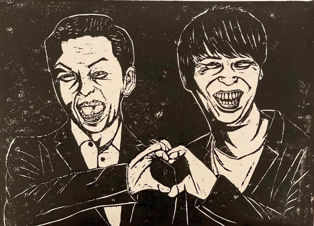 屋敷裕政のインスタグラム：「ニューヨークを版画にしました。  #版画好きと繋がりたい #個展に向けて彫ったラストの作品 #販売用に一番あざといやつを版画にしました #何回書き直してもオレがチンパンジーっぽくなってしまった #嶋佐は似とる #1人版画リレー #ヤシキ版画 #ヤシキ版画展2020 #本日12時から通販スタートです  https://www.yoshimoto-gallery-shop.com/categories/2713641」