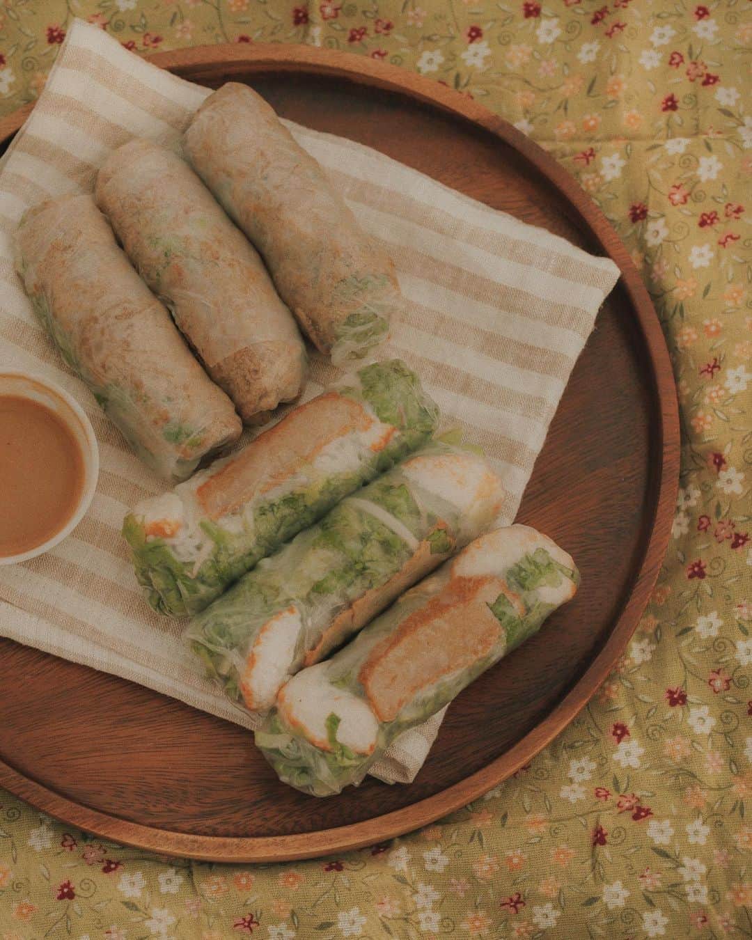 W E Y L I Eのインスタグラム：「If I had to choose one type of food to eat for the rest of my life, Vietnamese food is definitely on the top of my list!  In case you missed it, I’ll be sharing some mom & pop restaurants in the San Gabriel Valley for the month of August. You all know I love local foods, so I’m super excited to share more restaurants I love & new ones! COVID has really made this year an unpredictable one and I feel so lucky to have a platform where I can share small business that I love so we can support each other.  Definitely check these 2 out!   Thien Tam has been my favorite vegetarian Vietnamese Restaurant for about 3 years now. I love visiting because everyone is so friendly and the food is delicious! Thien Tam first opened in Nov 2009 by an immigrant mother who took a risk at starting a restaurant business to support her family. This is a true family owned restaurant and their children have taken over the business today. I recommend the Hainan chicken, bun rieu, spring rolls, pho...and honestly the entire menu 😂  Banh Xeo Quan serves a savory Vietnamese crepe and is located in Rosemead, CA. I don’t know too much about the history of this restaurant, but I had an amazing experience. There was a mistake with my order and the owner (I think she was the owner) immediately made it right and even gave me a free drink. She really didn’t have to, but she insisted & was so sweet. Also, THE BEST and most crispy banh xeo I have ever tried. I ordered extra for later and the crepe was still crispy after a few hours! So so good and a must try!」