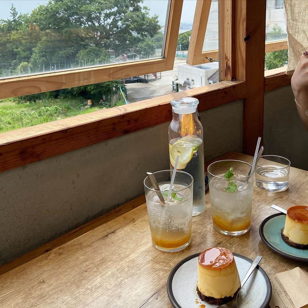 isutaさんのインスタグラム写真 - (isutaInstagram)「窓からの景色が最高♡﻿ ﻿ ﻿ 大阪・箕面にある「YATT CAFE」は国産材料を使ったパンやこだわりの焼き菓子など豊富なメニューが揃う人気カフェ。﻿ ﻿ ﻿ 箕面山の登り口近くにあるため店内から眺める景色がきれいで、窓側の席は大人気なんだそう♪﻿ ﻿ ﻿ お店No.1人気の「チーズタルト」は、表面がサクサクのタルト生地、中にはチーズクリームが入っていて絶品なんだとか！﻿ ﻿ ﻿ 豊富な種類の焼き菓子が揃うショップもあるので、お土産にもおすすめですよ！﻿ ﻿ ﻿ ぜひチェックしてみてくださいね♪﻿ ﻿ ﻿ 【YATT CAFE】﻿ 住所：大阪府箕面市如意谷1-12-19﻿ TEL：072-737-9666﻿ 営業時間：8:30～20:30﻿ 定休日：不定休﻿ ﻿ ﻿ photo by﻿ @__mayayoshida﻿ @aakkrr___﻿ @__nnm09﻿ ﻿ ﻿ #isuta #イスタ #isutapic﻿ #isutacafe #カフェ巡り #おしゃれカフェ #yattcafe﻿ #ヤットカフェ #大阪カフェ #大阪カフェ巡り﻿ #カフェスタグラム #箕面カフェ #箕面カフェ巡り﻿ #cafestagram #カフェ #カフェ好き ﻿ #お洒落な人と繋がりたい  #カフェ好きな人と繋がりたい」8月17日 11時50分 - isuta_jp