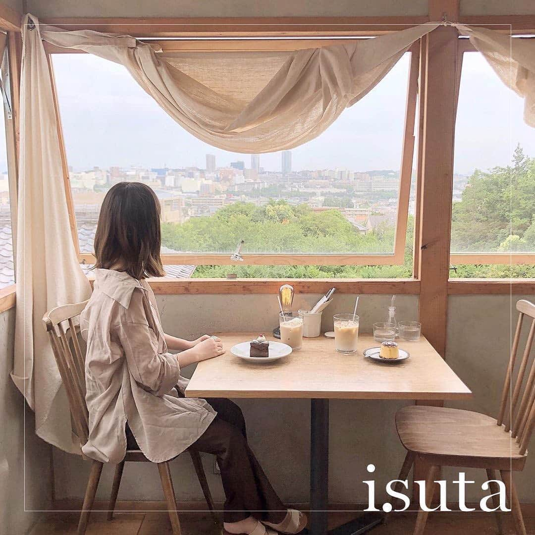 isutaさんのインスタグラム写真 - (isutaInstagram)「窓からの景色が最高♡﻿ ﻿ ﻿ 大阪・箕面にある「YATT CAFE」は国産材料を使ったパンやこだわりの焼き菓子など豊富なメニューが揃う人気カフェ。﻿ ﻿ ﻿ 箕面山の登り口近くにあるため店内から眺める景色がきれいで、窓側の席は大人気なんだそう♪﻿ ﻿ ﻿ お店No.1人気の「チーズタルト」は、表面がサクサクのタルト生地、中にはチーズクリームが入っていて絶品なんだとか！﻿ ﻿ ﻿ 豊富な種類の焼き菓子が揃うショップもあるので、お土産にもおすすめですよ！﻿ ﻿ ﻿ ぜひチェックしてみてくださいね♪﻿ ﻿ ﻿ 【YATT CAFE】﻿ 住所：大阪府箕面市如意谷1-12-19﻿ TEL：072-737-9666﻿ 営業時間：8:30～20:30﻿ 定休日：不定休﻿ ﻿ ﻿ photo by﻿ @__mayayoshida﻿ @aakkrr___﻿ @__nnm09﻿ ﻿ ﻿ #isuta #イスタ #isutapic﻿ #isutacafe #カフェ巡り #おしゃれカフェ #yattcafe﻿ #ヤットカフェ #大阪カフェ #大阪カフェ巡り﻿ #カフェスタグラム #箕面カフェ #箕面カフェ巡り﻿ #cafestagram #カフェ #カフェ好き ﻿ #お洒落な人と繋がりたい  #カフェ好きな人と繋がりたい」8月17日 11時50分 - isuta_jp