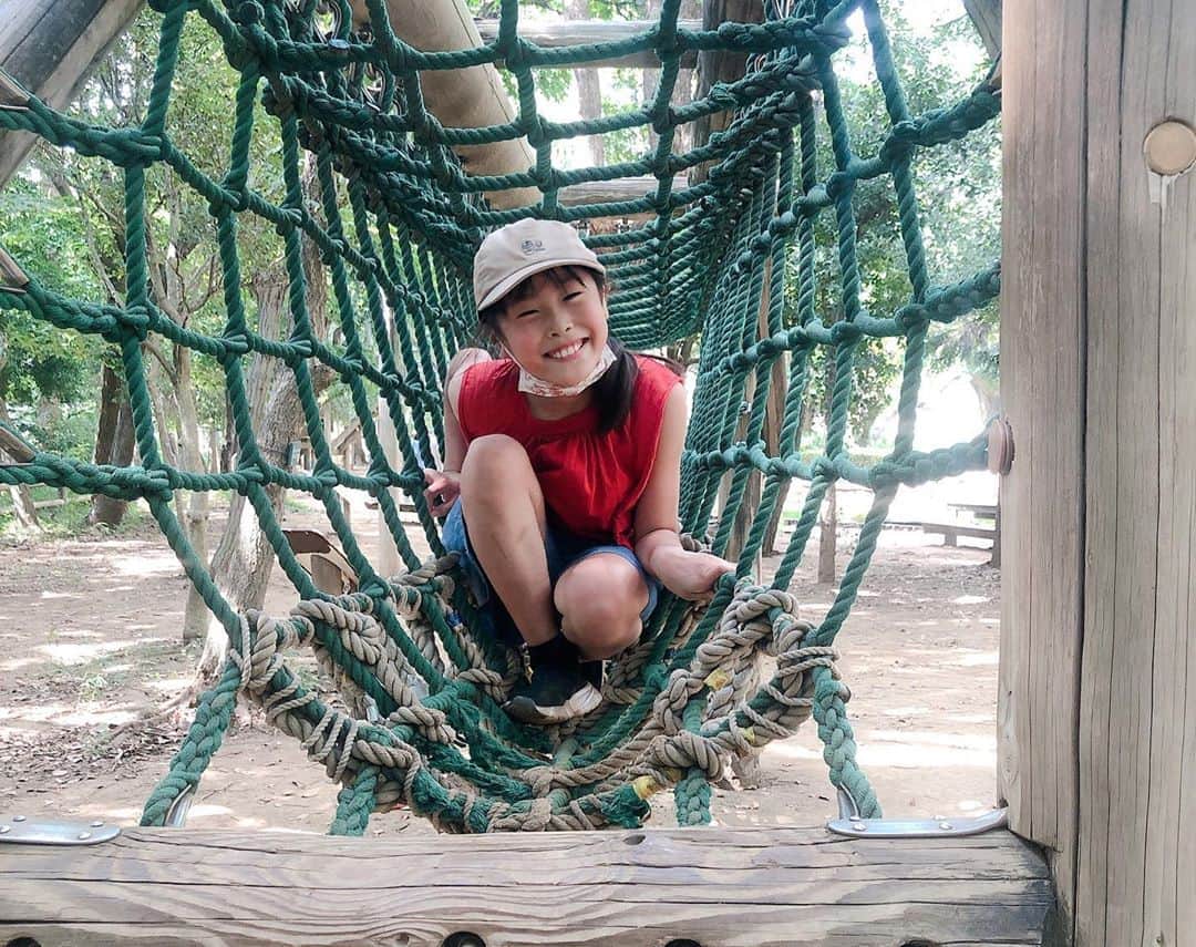 Kikuno Sayumiさんのインスタグラム写真 - (Kikuno SayumiInstagram)「〻sunflower〻 ・ ・ ・ #夏の思い出 🌻 #familyphoto ・ 家族で#アンデルセン公園 へ。 ここ、娘が小さい時に行った事があって、無料だった気がしたのに入園料がいった💦 水遊びのとこも出来なくってすんごい暑かった〜💦 ・ でも、娘はちょー楽しくてまた行きたいって言ってた✨アスレチックや、大きいトランポリンが楽しそうだったよ〜！ ・ 私はあらたんとテントでゴロゴロ、ずっとなんか食べてた😂 あらたんも暑くて顔が火照ってた🥵 靴履いて歩けたらもっと良かったな☺️ ・ 皆で自転車乗ったのが風が気持ちよくて良かった🤍 ・ この時期のマスク、本当暑くて苦しくて倒れそうになるよ💦 ・ 短い夏休み、思い出が出来て良かった😚 本当は愛媛帰りたかったよー ・ ・ ・ #あらたんコーデ#1歳#男の子ママ#mamagirl #ママリ#赤ちゃん#赤ちゃんのいる生活#赤ちゃん動画#姉弟#家族写真#お出掛け」8月17日 11時50分 - sayumikikuno