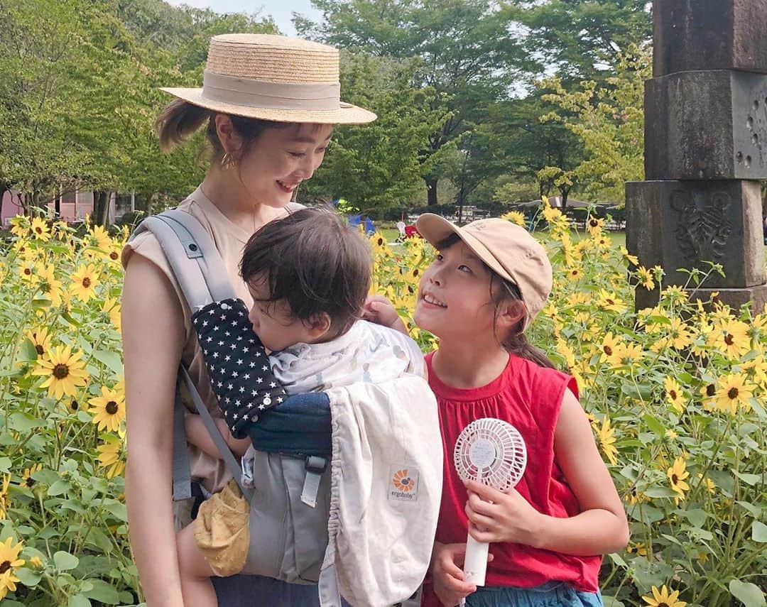 Kikuno Sayumiさんのインスタグラム写真 - (Kikuno SayumiInstagram)「〻sunflower〻 ・ ・ ・ #夏の思い出 🌻 #familyphoto ・ 家族で#アンデルセン公園 へ。 ここ、娘が小さい時に行った事があって、無料だった気がしたのに入園料がいった💦 水遊びのとこも出来なくってすんごい暑かった〜💦 ・ でも、娘はちょー楽しくてまた行きたいって言ってた✨アスレチックや、大きいトランポリンが楽しそうだったよ〜！ ・ 私はあらたんとテントでゴロゴロ、ずっとなんか食べてた😂 あらたんも暑くて顔が火照ってた🥵 靴履いて歩けたらもっと良かったな☺️ ・ 皆で自転車乗ったのが風が気持ちよくて良かった🤍 ・ この時期のマスク、本当暑くて苦しくて倒れそうになるよ💦 ・ 短い夏休み、思い出が出来て良かった😚 本当は愛媛帰りたかったよー ・ ・ ・ #あらたんコーデ#1歳#男の子ママ#mamagirl #ママリ#赤ちゃん#赤ちゃんのいる生活#赤ちゃん動画#姉弟#家族写真#お出掛け」8月17日 11時50分 - sayumikikuno