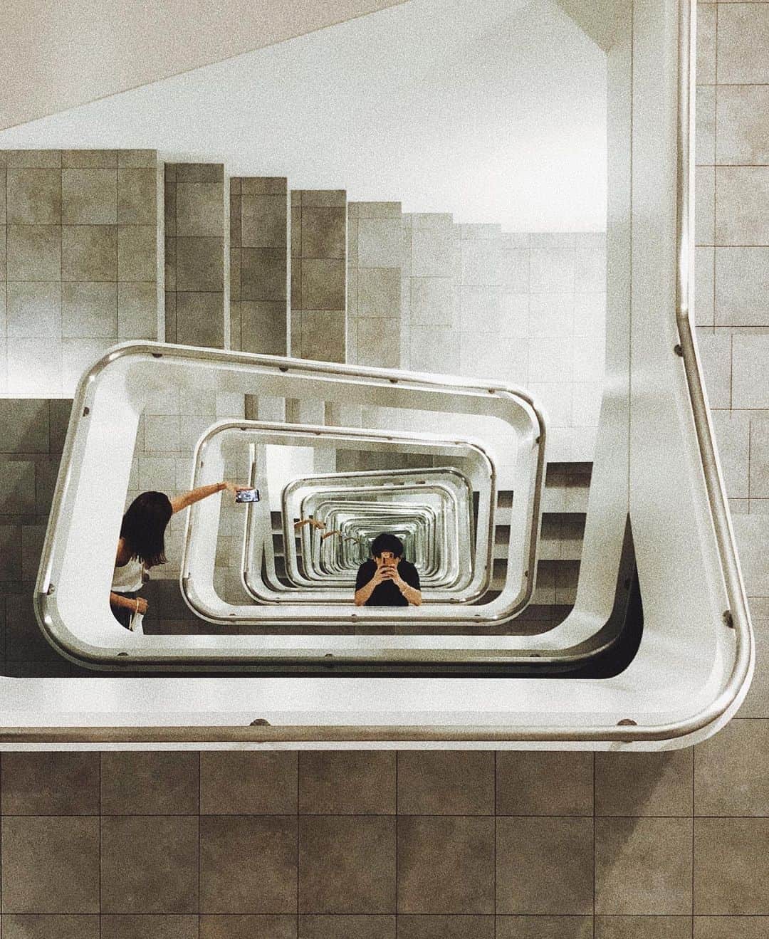 のインスタグラム：「. 21世紀美術館のすぐそば。  LEANDRO ERLICH プールの次は階段。  #金沢 #kamukanazawa #leandroerlich」