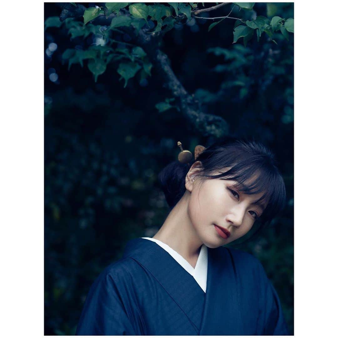 大塚愛さんのインスタグラム写真 - (大塚愛Instagram)「‪残暑お見舞い申し上げます。‬  ‪茹だるような暑さに‬ ‪陽の下にはいられぬ毎日ですが‬  ‪たゆたう時を愉しむように‬ ‪皆さまどうぞ御自愛ください。‬  ‪AIO　‬ #夏 #2020 #和 #挨拶 #着物 #kimono  #letter」8月17日 12時01分 - aiotsuka_official