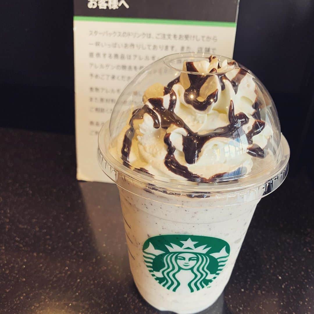 加藤千恵のインスタグラム：「先日のスタバ。バニラフラペチーノにチョコチップ追加。これにすると、高確率で「チョコソースも無料で追加できますよ！」と言われ、「はい」と答えてしまうんだけど、飲んでから、チョコソースはなしでいいな、と思うのだった。いいかげん断ることをおぼえたい。」