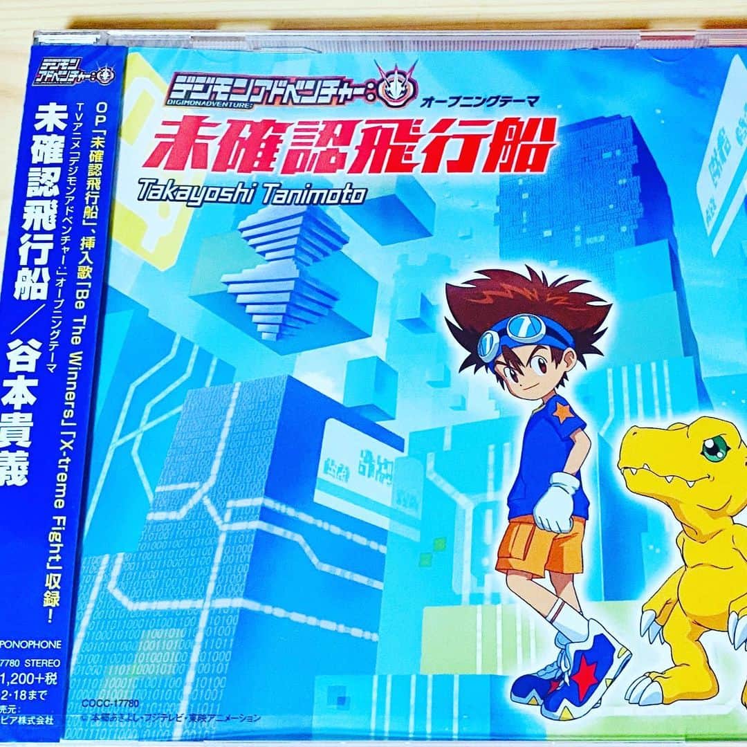 谷本貴義のインスタグラム：「サンプルCDが届いた♪  ジャケットを眺めていると、ようやくここまできたんだなーなんて、歌うことが決まって以来のレコーディング期間、いろいろな出来事や展開を思い出したりもする。  どんな作品でもそうなんだけど、今回ももれなく、どの曲も自分の分身みたいなものです。 早くみんなに全容聴いてもらって、また未知なるバイブレーションを共有できればうれしい。 「未確認飛行船」明後日発売日です。 よろしくお願いします！  #未確認飛行船」