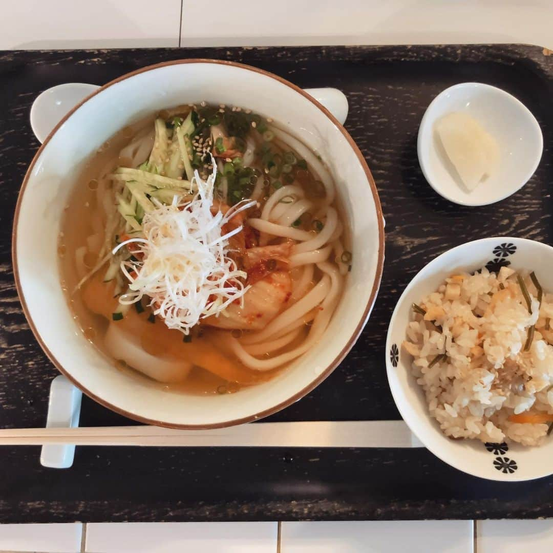 外山輝信さんのインスタグラム写真 - (外山輝信Instagram)「猫Tを着るMr.うどん with マスク @udon_buzjenbo 今日は冷やしキムチうどん。 猫Tは @plainclothes_shifuku で販売中。」8月17日 11時57分 - terunobu_toyama