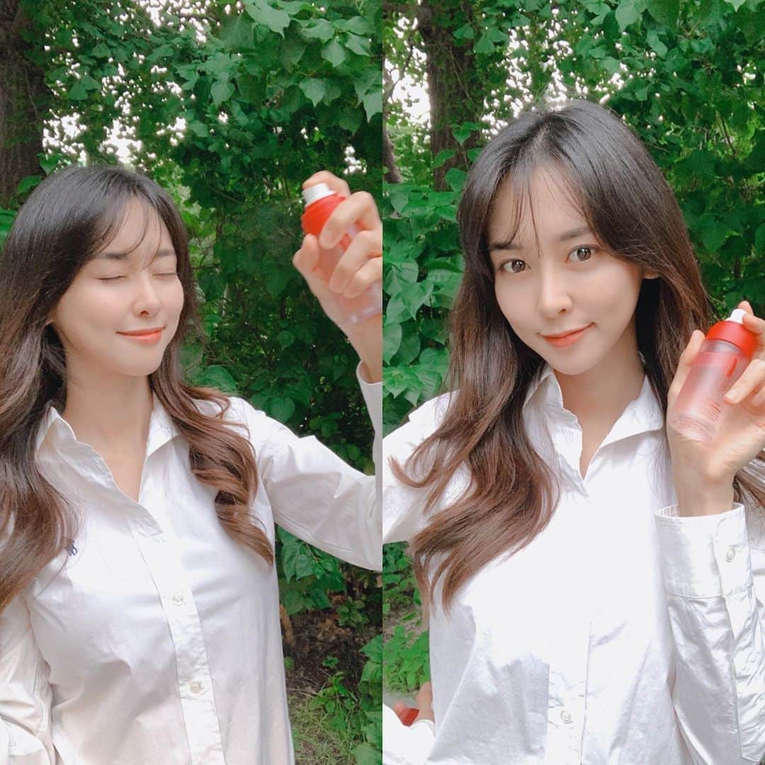 のインスタグラム：「#대가성광고 촬영 중간 중간 넘 덥고 피부가 자극 받지만,  요즘 많이 보이는 진정템 레드 투 래드 보호막 미스트로 #피부휴식ON !  외출 중 장기간 마스크 착용으로 피부 자극이 심해진 요즘, 진정케어가 필요할때 칙칙 뿌리고있는 #보호막미스트 레드 투 래드  촘촘한 안개분사로 메이크업 한 후에도 수시로 뿌려주면 피부 진정효과에 좋고 오일 보습막으로 케어받는 느낌이 나요~  저는 개인적으로 스킨케어 단계에서 토너로 사용했을 때 좋았어요. 끈적임 없이 산뜻하고 보습감 오래 유지되는 느낌.   롭스에서 한정판 기획세트로 미니미한 클렌징 폼도 함께 만나볼 수 있는데요, 작은게 생크림 같은 쫀쫀한 거품으로 넘 맘에 들었네요! 여름철 휴가갈때 같이 챙겨가면 꿀!!  +하나 더! 지금 레드 투 래드 인스타(@redtorad_official)하는 기획세트 구매 인증 이벤트 참여하면 추첨을 통해 구찌 가방부터 호텔 숙박권까지 경품으로 증정한다니 꼭 한번 참여해보세요!  #레드투래드#유한킴벌리#킹스허브#여름철피부관리#보호막미스트#피부휴식ON#자극해제OFF#트러블진정#진정미스트#롭스추천」