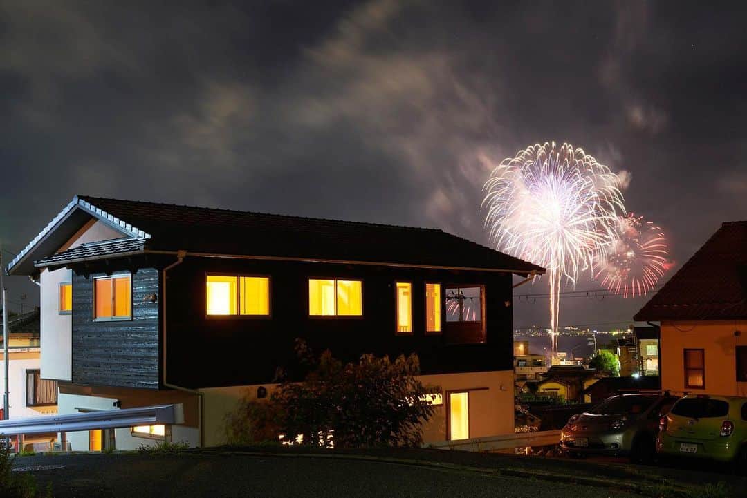 のインスタグラム：「今年は各地の花火大会もコロナ対策で自粛。大輪の花も夜空で見る事はできなかったですが、来年こそはみんなで見れる日が来る事を願っています😌  これから新しく住う場所。どんな場所で周りに何があって、お店は？交通は？景観は？環境は？ 年に一回こんな絶景🎆が見られる場所を選ぶのもいいですよね。そこに住むだけで楽しみがあります☺️  自分達にあった生活スタイルは？地域は？ "住う場所を考える"お手伝い、いたします。 土地探しもお任せ下さい。  #木の家暮らし#自然素材の家#注文住宅#滋賀#しげや暮らし#花火の見える家#しげや#荒川建設」