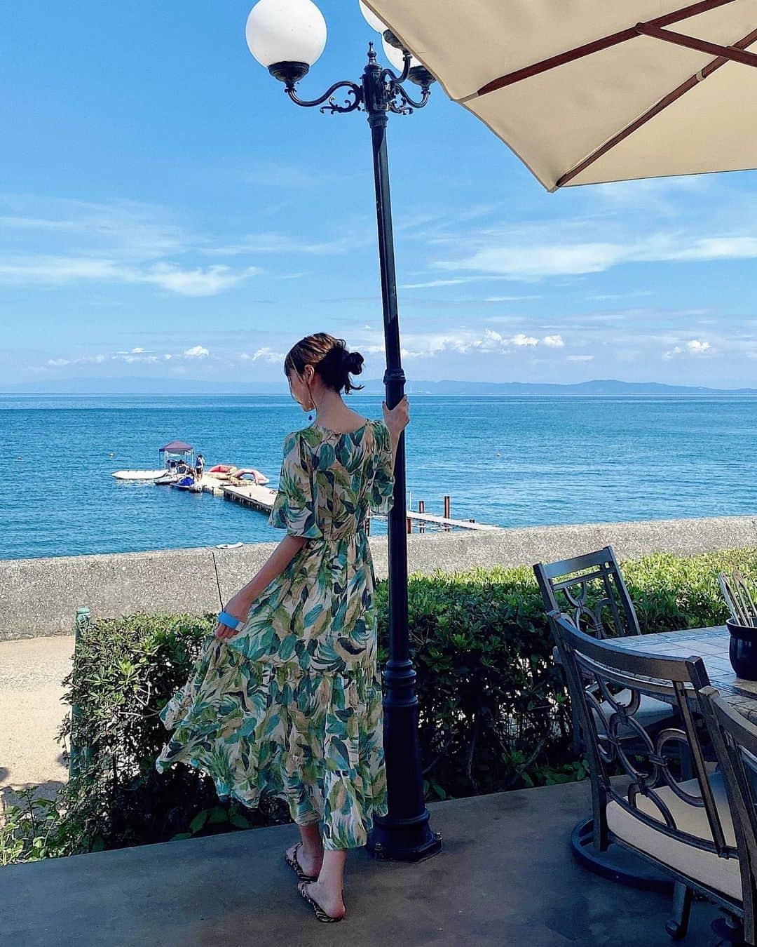 のインスタグラム：「しふく . . リゾートで着たい @spicaglow のワンピース💚 今回の旅行で絶対に着たかってん✌︎ . . サラッとしてて着やすいし 涼しげでかわいい。 形も女の子らしくて褒められコーデです💚 やっぱりグリーンが好き。 . . ホームページで使える 1000円引きになるクーポンコード、 是非お得に使ってね😗⇨ fsg27 . . . #spicaglow⁣ #spicaglowstyle⁣ #リゾートコーデ #ワンピース #ワンピースコーデ #夏服 #夏服コーデ」