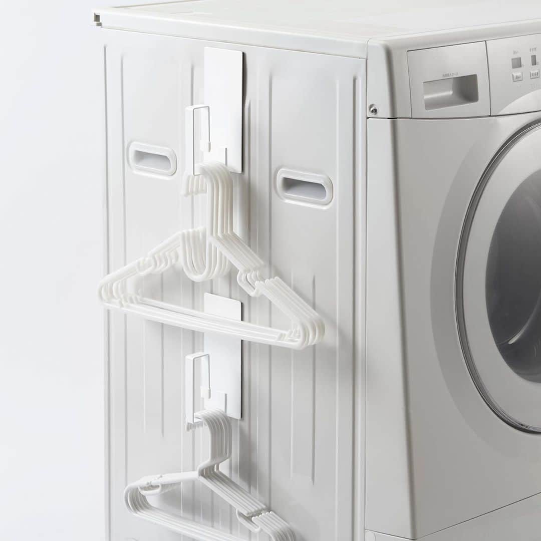yamazaki_japanさんのインスタグラム写真 - (yamazaki_japanInstagram)「毎日の家事を快適に！洗濯ネットを引っ掛けて洗濯物をその場で分別できる「マグネット洗濯ネットハンガー タワー」のご紹介です。 . 洗濯ネットへ直接洗濯物を入れて、そのまま洗濯機にＩＮできる便利なアイテムです◎ いくつか使えば、サイズや洗濯の種類、白い洗濯物と色物など服を脱ぎながらその場で分別することが出来ます。 . 洗濯ネットだけでなく、ハンガーなども収納可能。   忙しい毎日だからこそ少しでも家事効率の上がるアイテムはいかがですか？ . ■SIZE　約W7×D6×H16cm(1つあたり)　■耐荷重 約3kg . --------------------------------- 山崎実業のコラムサイト「Simple Life Lab.」も運営中◎ 暮らしのアイデアや、漫画ヤマクマちゃんなど様々なコンテンツが掲載されています。 是非ご覧ください。 https://www.yamajitsu.co.jp/lab/ --------------------------------- . #home#tower#家事#洗濯#家事効率#スタイリッシュ#マグネット収納#ランドリー#洗濯ネット#ランドリー収納#洗濯機#暮らし#丁寧な暮らし#シンプルライフ#おうち#北欧雑貨#北欧インテリア#収納#シンプル#モダン#便利#おしゃれ #雑貨 #yamazaki #山崎実業」8月17日 11時59分 - yamazaki.home.channel