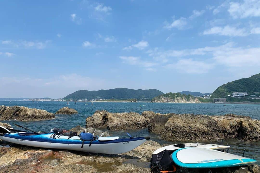 石川直宏さんのインスタグラム写真 - (石川直宏Instagram)「先週は地元横須賀に。 . 早朝から撮影して(乞うご期待！)、お墓参りして、実家寄って、mtgして、撮影して(乞うご期待！)。 . 翌日は地元の同級生とSUPして、海でも陸でも語って。 . 漁師の方がその日の朝に捕った久留和の地ダコ(めちゃくちゃ美味いっ！)を手土産に、東京へ帰ってきました🐙 . あらためて大好きな横須賀を楽しみ、自分にとって唯一無二の場所だなと。 . 大切な家族・友人・自然・・・。 自分が生まれ育ち、たくさんのエネルギーを得てきたこの地を更に魅力的でかけがえのない場所として、今・そしてこれからも自分なりに伝え、分かち合い、共存・共生していきたい。 . いや、していかなければいけないと思う。 . 横須賀から世界へ。 . サッカーを愛する子どもたちに向けて。横須賀を愛する仲間たちに向けて。横須賀をこれからもずっと、もっと、誇れる場所に。 . . #横須賀 #yokosuka #地元 #故郷 #唯一無二 #撮影 #shooting  #日の出 #sunrise  #footart #footartist @footartistjun  #SUP #尾が島  #coaoutfitters #コアアウトフィッターズ  #久留和」8月17日 12時03分 - sgss.18