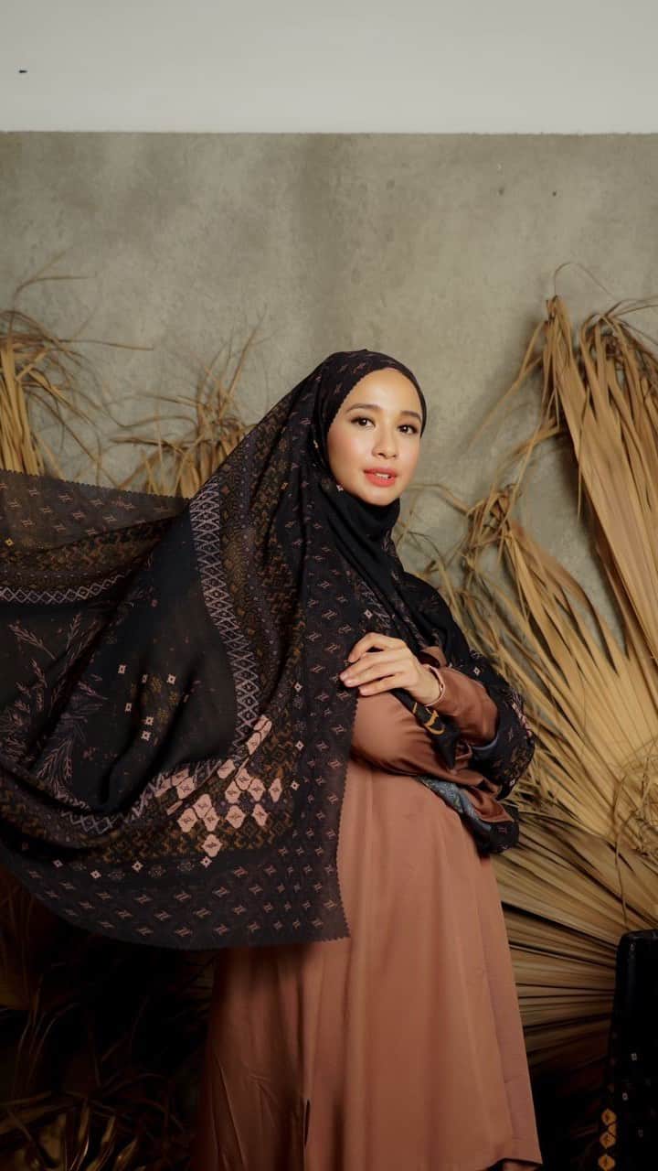ラウディアシンシアベラのインスタグラム：「⁣⁣⁣⁣⁣⁣⁣ hadir dalam goresan motif cantik songket Padang yang merupakan bagian terpenting dalam budaya Minang dan juga terinspirasi dari citra wanita Minang yang anggun, kukuh dan tangguh.   Koleksi ini juga dihadirkan untuk memperingati hari kemerdekaan Indonesia, diharapkan dapat meningkatkan minat dan cinta terhadap kebudayaan Indonesia.  “Bapuntuang suluah sia, baka uoeh racun sayak batabuang, paluak pangku Adat nan kaka kalanggik tuah malangguang”  Artinya, “Kalau ajaran adat Minang Kabau benar-benar dapat diamalkan oleh anggota masyarakat, maka masyarakat itu menjadi masyarakat yang tinggi peradabannya dan kuat persatuannya.”  Salah satu harapan LbyLCB adalah Adat yang baik itu tidak seharusnya ditinggalkan, bahkan harus kita pertahankan dan amalkan agar tidak tergerus oleh budaya orang lain dan kebanggaan menjadi Bangsa yang memiliki budaya beragam selalu tertanam di diri kita karena perbedaanlah yang menyatukan kita bukan memisah belah.  Minang Series dapat Lgirls order mulai besok hari Selasa, 18 Agustus 2020 jam 08.00 ya~  ⁣Offline Store:⁣⁣⁣⁣⁣⁣ Kota Kasablanka Mall, 1st Floor, Jakarta Website: www.lbylcb.com⁣⁣⁣⁣⁣⁣ Whatsapp 1: +62 812-9125-6179⁣⁣⁣⁣⁣⁣ Whatsapp 2: +62 821-1225-0088⁣⁣⁣⁣⁣⁣ CS Website: +62 812-4468-7795⁣⁣⁣⁣⁣⁣ LINE: @lbylcb⁣⁣⁣⁣⁣⁣ ⁣⁣⁣⁣⁣ #LbyLCB⁣⁣⁣⁣⁣⁣⁣⁣⁣ #LoveConfidenceBeautyLCB⁣⁣⁣⁣⁣⁣⁣⁣⁣ #MinangSeriesLbyLCB」