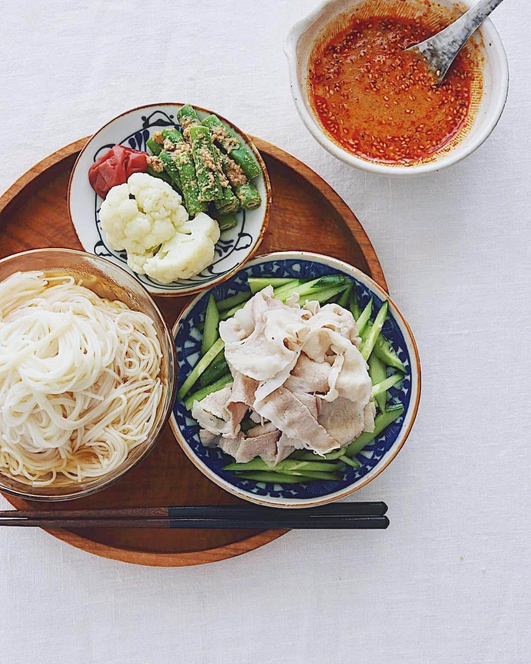 樋口正樹さんのインスタグラム写真 - (樋口正樹Instagram)「Somen noodles . 昼ご飯は素麺と冷しゃぶ、 カリフラワーの酢漬けと、 いんげん胡麻和え、梅干。 . 薄切り豚の冷しゃぶには ラブパクを豆乳で溶いて 胡麻を加えただけのタレ。 コレけっこう使えますよ。 . . #素麺 #そうめん #冷しゃぶ #カリフラワー #いんげん #梅干 #ラブパク #お昼ごはん #樋口さんちで麺類 #Somennoodles #Somen #noodles #japanesefood」8月17日 12時12分 - higuccini