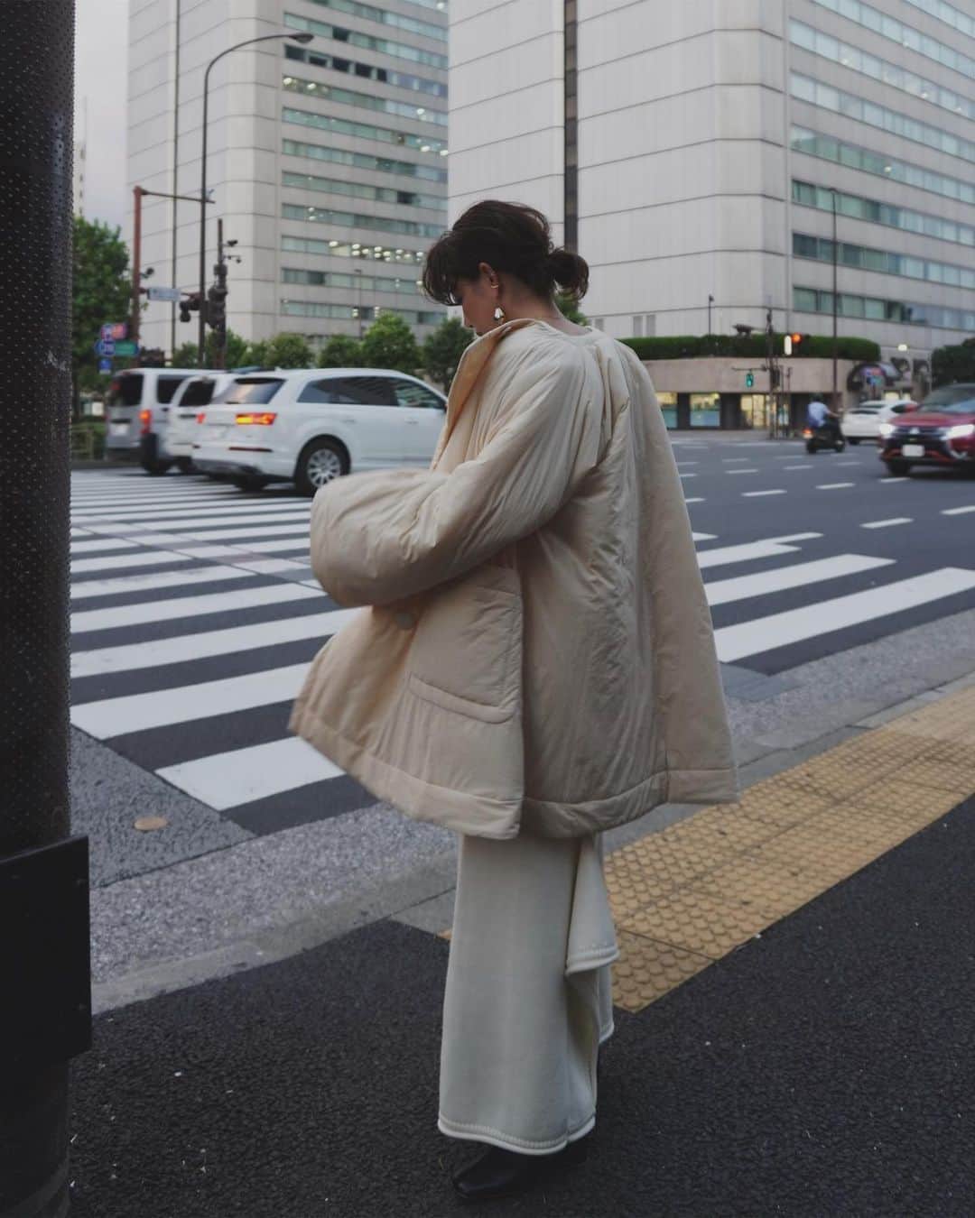 JUNNAのインスタグラム：「@etretokyo  2020 WINTER 先行受注 対象アイテムがHPにて公開となりました！  先行受注期間 8/20(木)19:00 - 8/27(木)12:00PM  #2020ETRE_AW  是非ご覧下さい☃️  昨年ご好評いただいたお布団シリーズに アウターバージョンが登場！  とにかく軽くて暖かい  #パディングボリュームコート  Ａラインシルエット裾にかけてのボリュームと 袖のデザインがETRÉ TOKYOらしい☃️  2020AWルックの表紙に抜擢した 2020WINTERを代表するアウターです  相変わらずベージュやらオフホワイトのグラデーション スタイリングがスキ  #秋#秋服#アウター #コート #冬 #冬コーデ #etretokyo#156cm#モノトーン #モノトーンコーデ #アディクション#秋メイク#大人カジュアル#ベージュ#ホワイト」