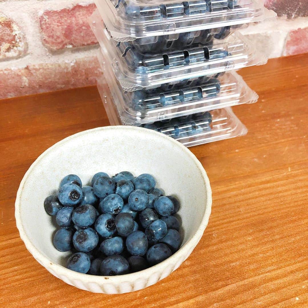千秋さんのインスタグラム写真 - (千秋Instagram)「ブルーベリータワー🍇🗼 最近はフルーツをよく食べます。娘が大好きなブルーベリーの季節もそろそろ終わりですね。  #ブルーベリー #blueberry #🍇 #千秋fruit」8月17日 12時13分 - chiaki77777