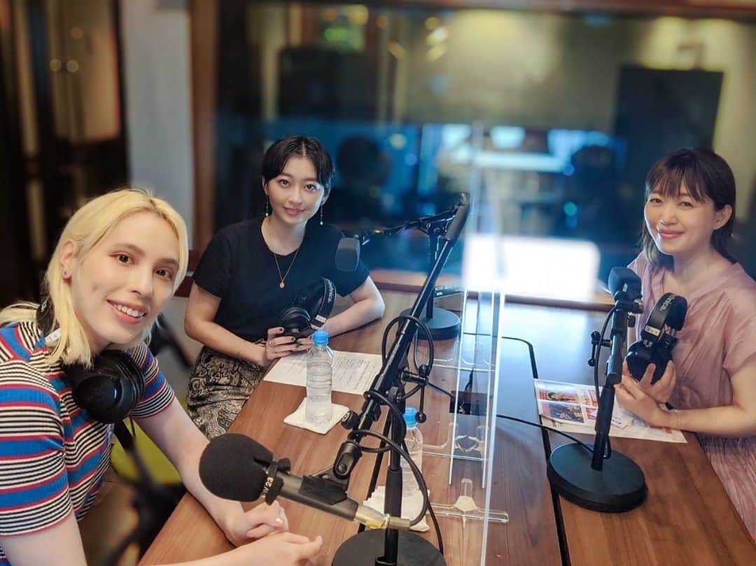 のインスタグラム：「8/17 #ディアフレンズ﻿ ラップユニットchelmicoの﻿ Rachelさん @ohayoumadayarou  Mamikoさん @______mmk______  をお迎えしました！﻿ ﻿ “RIP SLYMEが好き”という共通点もあり﻿ 仲良くなったという﻿ 金髪のRachelさんとショートヘアのMamikoさん﻿ お2人によるラップユニット「chelmico」﻿ ﻿ 2014に結成され、2018年にメジャーデビュー！﻿ 8月26日には3枚目のアルバム﻿ 「maze（まぜ）」が発売されます。﻿ ﻿ アルバムへの参加ミュージシャンに﻿ #思い出野郎Aチーム #長谷川白紙 さん﻿ #mabanua さん #ユザーン さんなど豪華な面々…﻿ ﻿ Mamikoさん﻿ 「昨年11月から作り始めて﻿ 大きなテーマとして、子どものときの自分に向けて﻿ このアルバムを聞かせたいというのがあって。﻿ 小さいときの、夢か現実なのかわからない話を﻿ 人と話すことがあって、良くも悪くも印象になっている﻿ トラウマになっていることを曲にしたくて。﻿ 怖めの曲も入っているんですけど﻿ 自粛期間に入ったこともあって﻿ 明るい曲も作りたいなって思って…﻿ そうしたら、ごちゃまぜになったという。」﻿ ﻿ 長谷川白紙 さん作曲の「ごはんだよ」は﻿ “トラウマ”というテーマで作ったという曲﻿ ﻿ Rachelさん﻿ 「他の曲は明るくて楽しい記憶というのが﻿ 反映されているんですけど﻿ この曲が（アルバムの）芯の部分になっているんじゃない﻿ かなと思います。」﻿ ﻿ ――――――――――――――――﻿ ﻿ 【#森永乳業 #CafeTalk】﻿ ﻿ Q. 初めて買ったCDは？﻿ ﻿ Rachelさん﻿ 「#宇多田ヒカル さんのDEEP RIVER。﻿ 貯めていたお小遣いで。﻿ 子どものときからゲームが好きで﻿ やっていたキングダムハーツの主題歌が﻿ “光”で、お母さんに買っていい？って言ったら﻿ アルバムが出るまで待て！って（笑）」﻿ ﻿ Mamikoさん﻿ 「#染谷将太 さんの短編映画﻿ “シミラー バット ディファレント”の﻿ サウンドトラック。」﻿ ﻿ 美雨さん﻿ 「RIP SLYMEの音楽はどういうところが﻿ 良かった？」﻿ ﻿ Mamikoさん﻿ 「カッコイイし、でもなんか楽勝な感じが﻿ 面白いなって思っていて。﻿ 気合いが入っていなくていいなぁって﻿ 子どもながらに思いました。」﻿ ﻿ Rachelさん﻿ 「スタンスがかっこいいよね。」﻿ ﻿ ◆chelmicoオフィシャルアカウント @chelmico  ﻿ #chelmico﻿ #チェルミコ﻿ #Rachel﻿ #Mamiko﻿ #maze﻿ #まぜ﻿ #EasyBreezy﻿ #milk﻿ #ごはんだよ﻿ #でもまだ﻿ #RIPSLYME﻿ #キングダムハーツ﻿ #坂本美雨﻿ #MiuSakamoto﻿ @miu_sakamoto ﻿ #TOKYOFM﻿ #JFN﻿ #全国38局ネット﻿ #radiko﻿ #radikoタイムフリー﻿ #ラジオ﻿ @tokyofm_official﻿」