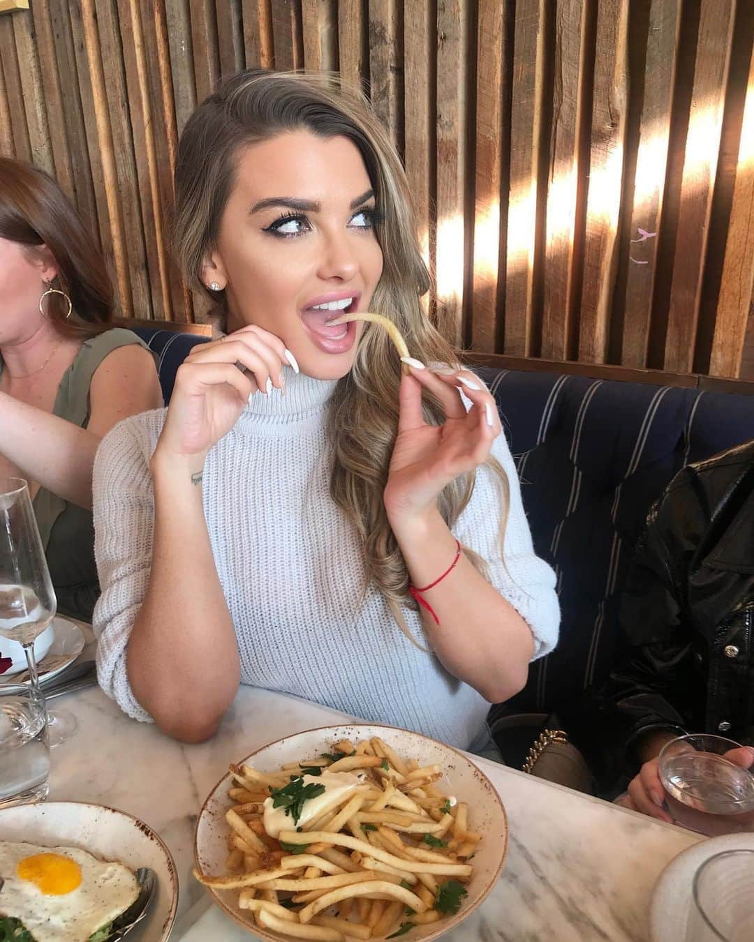 エミリー・シアーズさんのインスタグラム写真 - (エミリー・シアーズInstagram)「I miss sneaking French fries at brunch 😪」8月17日 12時16分 - emilysears