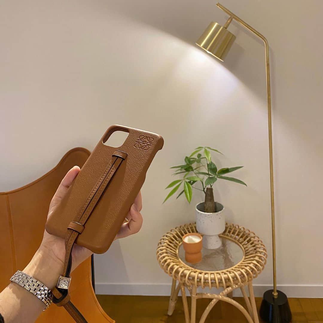 近藤千尋のインスタグラム：「ずっと何にしようか悩んでいた iPhoneケース📱🌼 @loewe 🍃 大切に使おう🤤❤️  インテリアも質問を頂く事が多いので まとめて更新しますっ🥰❤︎」