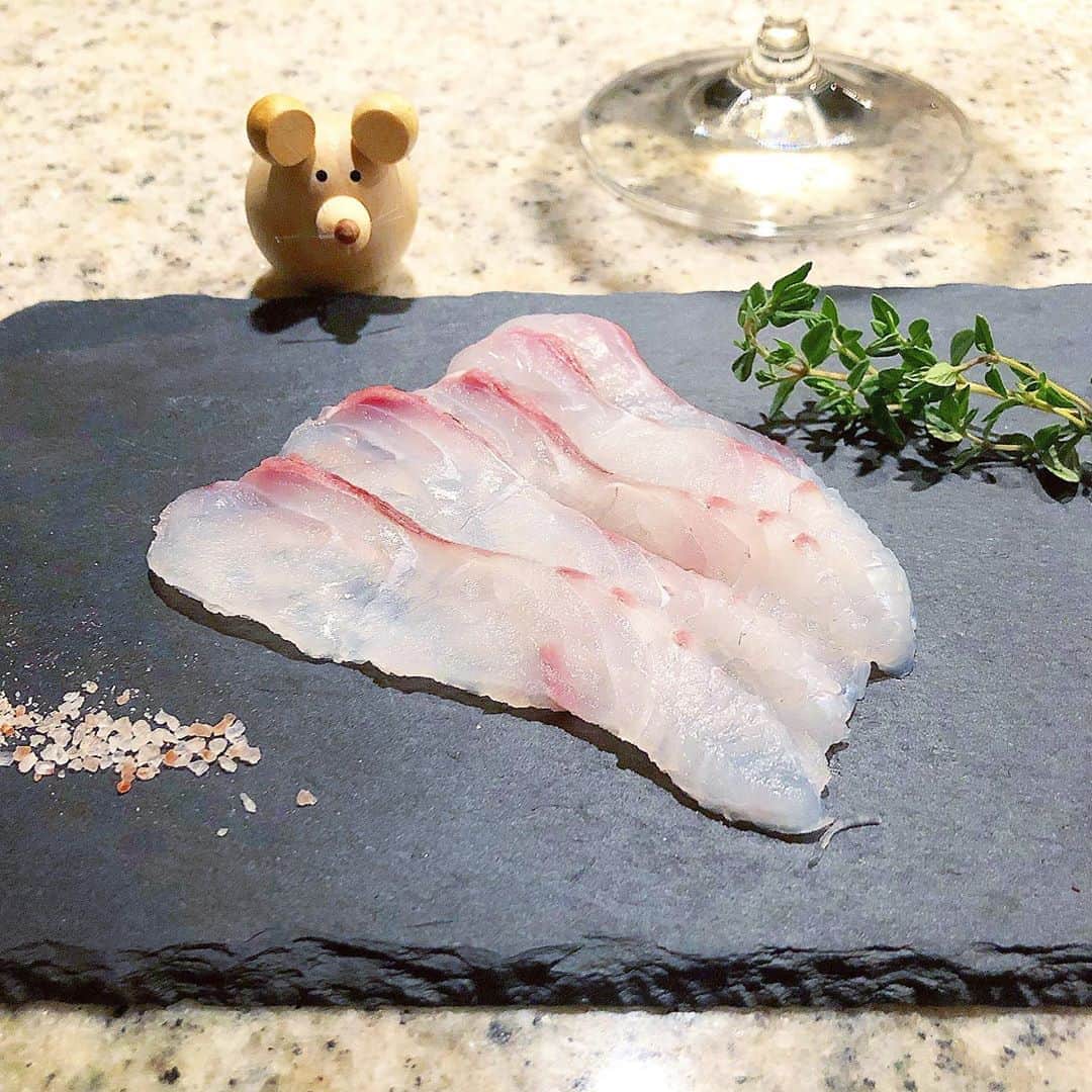 榊山敬代のインスタグラム：「🌿🐟… ・　 週末のひと品はお刺身チャージの巻  この日はお店の方イチオシの ヒラメさんにてうつくしくて 迷わず連れてかえるのでした  日本酒をやめましたので 白ワインに合うお刺身を ということでまたもやと タイムさん大活躍ご登場  岩塩と小さなタイムのかおりは お醤油よりも好きな組み合わせ 岩塩は細かな粒子の方が合う哉  キンキンに冷えたイタリアワインで ボナセーラーイタリアプレート完成  さてきょうの午前はzoom会議の巻  お伝えしたいことは沢山あるけど 目の前のことを納得いくようにと 進めてゆけたらとイメージする時  それは進化するための変化を楽しみにしたい時  🖥💬…  ところで  明日はながらく待機していました 作品の旅支度をいよいよ準備の日  タイミングはそろそろかなという タイミングで心待ちしていたので  明日は朝から緊張感をまとい アトリエで旅立ち作業進行也 ・　　 ・ 😌📝… ・ ・ ・ #おうちごはん #おうち大好き #enjoyhome ・ ・  ・ ・ #盛り付けただけ #ご馳走 #お魚 #タイム #Time #夕食 #夜食 #dinner #おうちごはん  #おつまみ #ひらめ #平目 #ヒラメ #flounder  #healthy #food #seafood #osashimi #お刺身  #bianco #ワイン好き #antipasto #artist #kitchen #cooking #日本画家 の #お料理こんなもん」