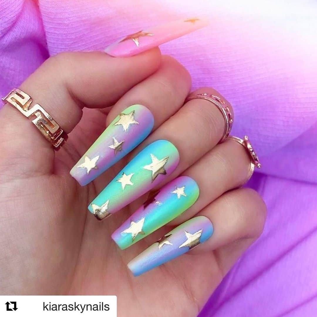 のインスタグラム：「#Repost @kiaraskynails  ・・・ 🌟MAKE A WISH!🤩Check out these STUNNING starry, solar flare nails created using @KiaraSkyNails gel polish & KS Mermaid Rub-On Powder!🌈💖Is this look giving you some serious #nailenvy?!😏Comment below if this look is inspiring your next set!👇🏿👇🏻👇🏽  Want to steal this look?!🛍Check out these @KiaraSkyNails shades: • Bubble Yum💗 • Gimme a Beat 💙 • Tropic like it’s hot 💚 & Top off with our KS 24k gold powder to recreate this incredible #nailart! ⠀⠀⠀⠀⠀⠀⠀⠀⠀  @katiealice_nail_desig」