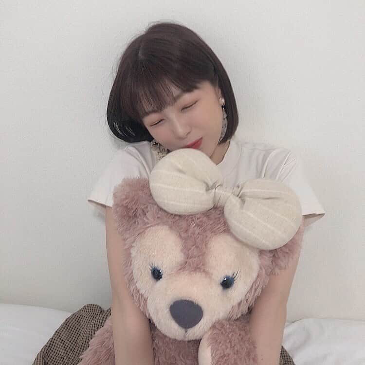 中西香菜のインスタグラム：「﻿ ﻿ ﻿ 📷photo by 姉🙆‍♀️﻿ ・﻿ ♡﻿ ・﻿ お部屋は白や茶色が多いです🤎﻿ しんぷる好き〜✴︎ もともと水色だらけの部屋でした🥺 ・﻿ ♡﻿ ・﻿ ♡﻿ ・﻿ #おうち時間﻿ #中西姉妹﻿ #仲良し姉妹﻿ #姉妹﻿ #兄弟﻿ #love﻿ #シェリーメイ﻿ #くま #ぬいぐるみ #部屋﻿ #中西香菜」