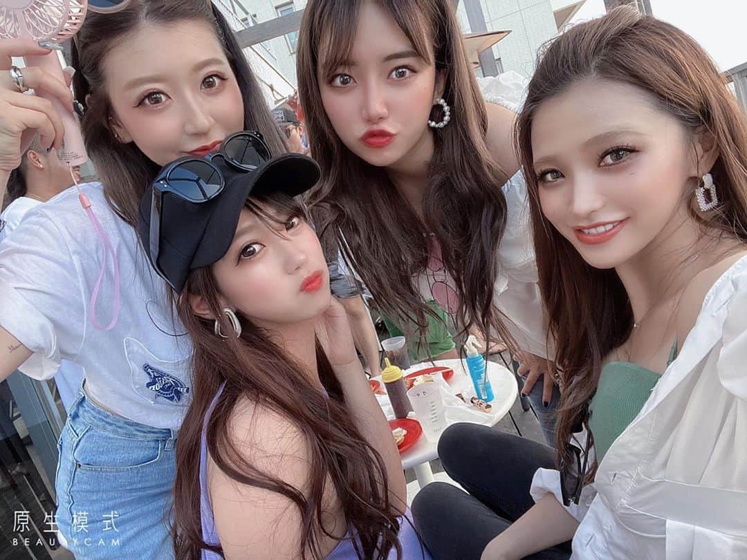 RIKAのインスタグラム：「ビューティーカムしか勝たん🍉🥺💕 #左下の中国語消せない果奈実 #わたし口紅フィルターのせいでベロが赤白」