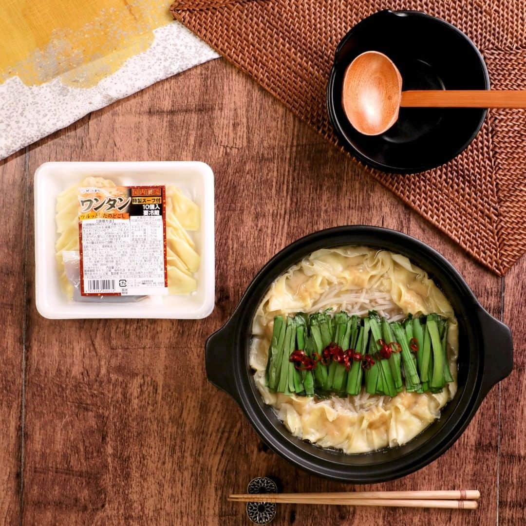 みまつ食品 餃子工房RON ひとくち餃子とキャベツサイダーのインスタグラム：「美味しいワンタンのアレンジレシピ！ ご存知ですか？みまつ食品の ワンタンを使うと美味しいモツ鍋できてしまうんです！是非お試しください！！  ★材料★ ワンタン1パック 牛もつ180g キャベツ1/6個 ニラ1/2束 もやし80g にんにく1片 輪切り赤唐辛子小さじ1 添付のスープ1袋 水400ml  ★作り方★ 1にんにくは薄くスライスする。 2キャベツは2cm角に切り、ニラは4cm幅に切る。 3土鍋に付属スープ、水、にんにくを入れて火にかける。 4沸騰したら、もつ、2のキャベツ、もやし、ワンタンを入れて、フタをして加熱する。 5具材に火が通ったら、ニラを加え、輪切り唐辛子をふる。  まだまだ暑い日が続きますが、スタミナつけて頑張りましょー！！  #モツ鍋 　#デリスタグラム #おうちごはん #焼売 #今日のごはん  #手作り料理 #時短料理 #時短レシピ  #中華料理 #みまつ食品 #晩ごはん #夕ご飯 #クッキングラム #料理動画 #家ごはん #料理好き #料理好きな人と繋がりたい #夜ごはん #手料理 　#博多料理 #ワンタン #モツ #ニラ #博多グルメ」