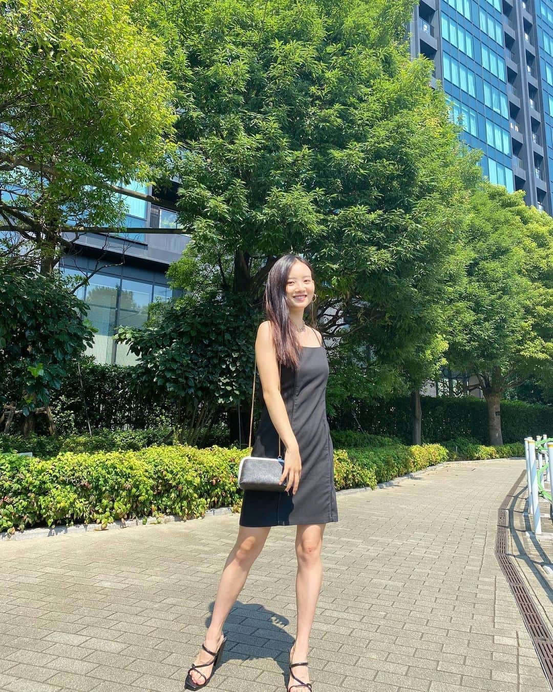 青山舞莉のインスタグラム：「𝐩𝐨𝐬𝐢𝐭𝐢𝐯𝐢𝐭𝐲  dress @gydajp  shoes @resexxy_official  bag @celine   最近はポジティブ思考にすることを意識しています。このコーデは自分のパーツで好きな足首が見えてすごい好き🤍  #ミーコーデ」