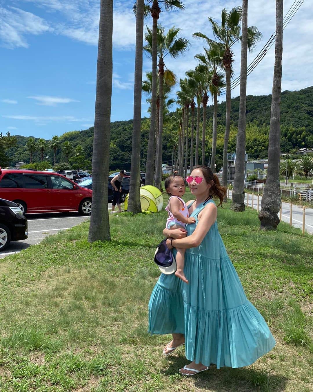 Keikooooooのインスタグラム：「たぶんここはハワイ🏖🤣 ワカメが凄いハワイでした笑❣️ . 👗 @birthdaybashshop #birthdaybash #沙美海岸 #海水浴」