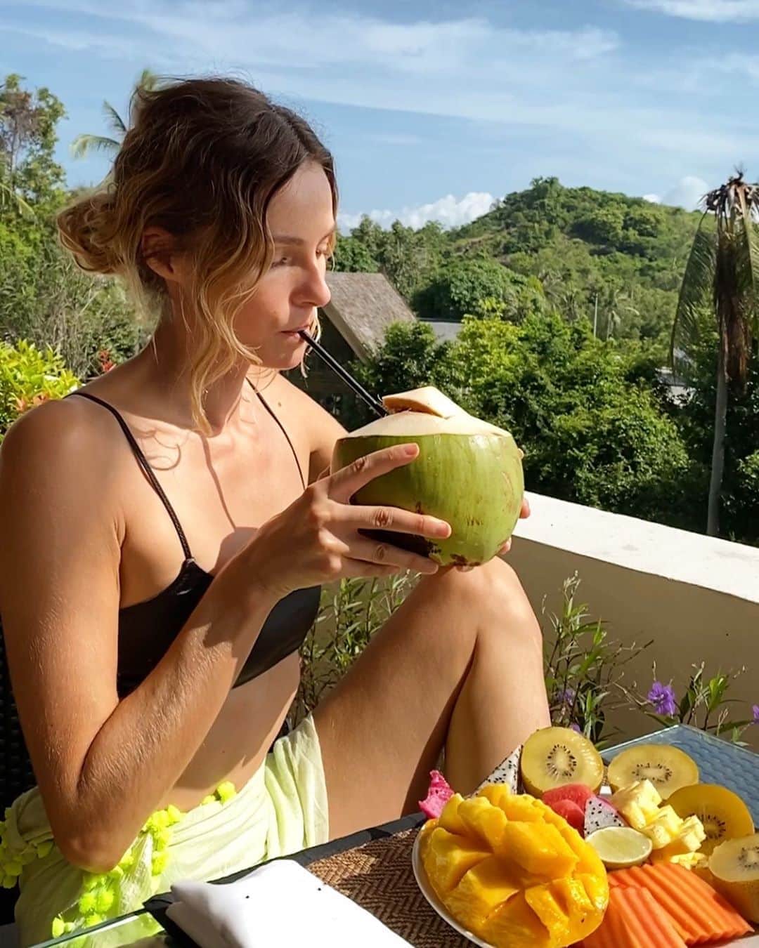 ヴァレンティナ・ゼリャヴァのインスタグラム：「I enjoy having young Thai coconut and tropical fruits for breakfast 🥰 Very energizing, hydrating and super yummy way to start my day 👌😋  #wellnestbyval #plantbased」