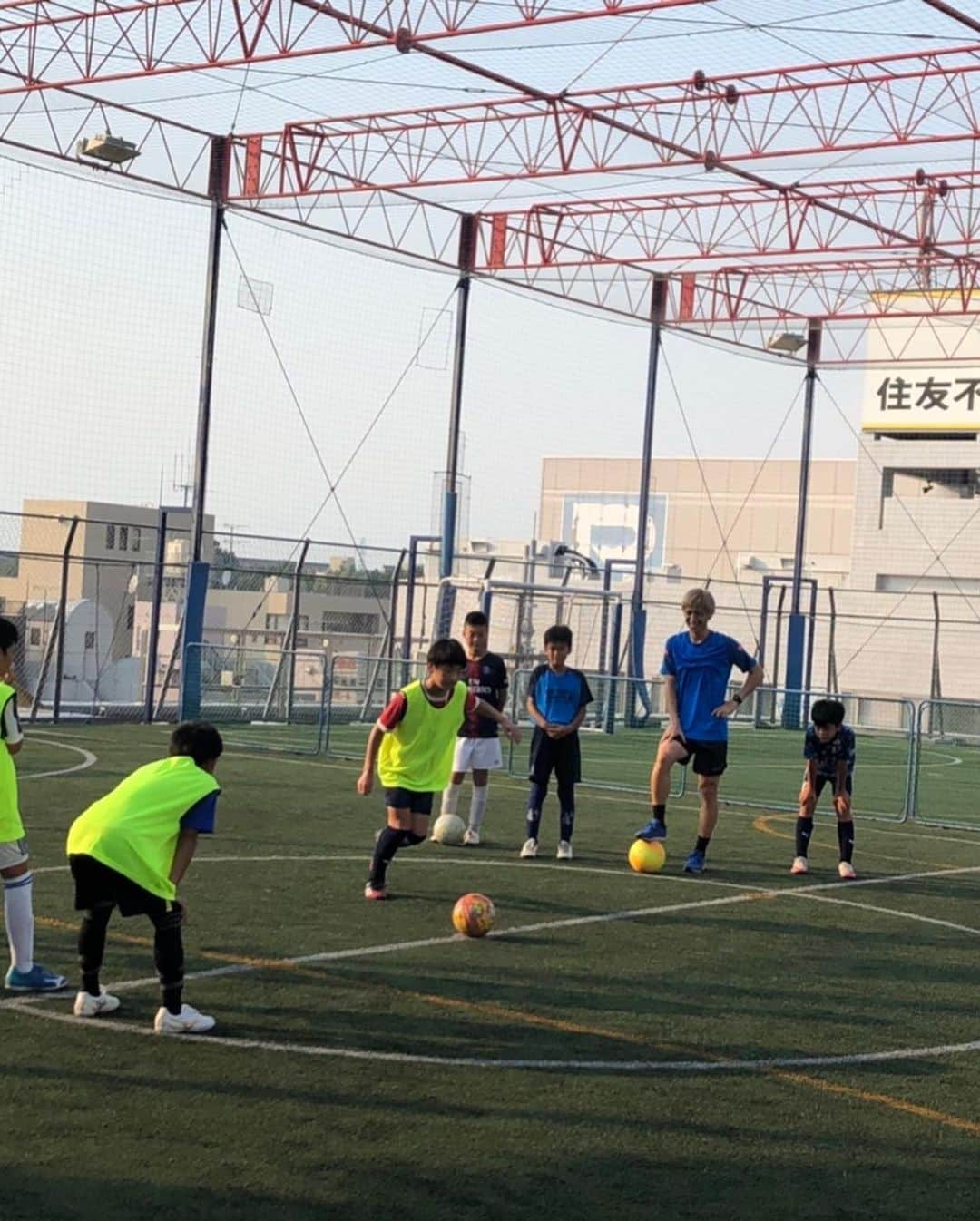 狩野健太さんのインスタグラム写真 - (狩野健太Instagram)「KENTA KANO private soccer training summer festa 2020  〜ライバルに差をつけろ〜  暑い中のご参加本当にありがとうございました。  急な告知にもかかわらずたくさんの方にお集まり頂き本当に感謝しております。  限られた時間の中ではありましたが、ボールの受け方、身体の向き、キックのコツなど、シンプルなことをより正確によりスピーディーにプレーする事にこだわってトレーニングできました。  子供達もとても熱心に集中してプレーしてくれたのでいいトレーニングになりました💪  「勝負の神様は細部に宿る」  僕がマリノス時代に指導してもらった岡田監督がよくおっしゃっていた言葉です。  今でも僕のアイデンティティーです。  いかに細部までこだわってできるか。  とても大切なことですね。  スペシャルゲストの剣語とも久しぶりに一緒にサッカー出来て楽しかったー！！  相変わらずのテクニックとドリブルのキレで見ていてワクワクしました😁  剣語ご協力ありがとう！！  またこのようなイベントをやっていきたいと思います！  場所を提供してくれたanelfutParkのオーナー稲葉洸太郎くんありがとうございました😊  KENTA KANO private soccer trainingはシンプルなプレーの細部にこだわってやっていきます！！  ご興味ある方はこちらからご連絡ください。  https://kenta-kano.com/  #狩野健太 #kentakanoprivatesoccertraining #kentakanoofficialhp #諸江剣語 #静岡学園 #anelfutPark #稲葉洸太郎」8月17日 12時42分 - kanoken_14