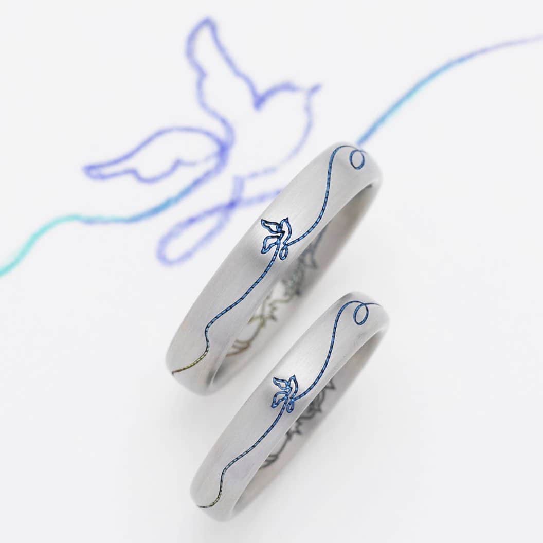SORA ≪SORA表参道の公式アカウント≫のインスタグラム：「ひとつながりで描くオーダーメイド刻印 One Line One Love ＊*  今までになかった、ふたりのオリジナルモチーフを ひとつなぎで描くオーダーメイド刻印が誕生しました。  「One Line One Love」は、ふたりの原点と未来を 象徴化するオーダーメイド体験。  それは、自己探究から始まります。  自分はどんな存在でありたいか パートナーはどういう存在なのかを考え、 ふたりが歩む未来をイメージしましょう。  デザイナーはふたりの会話を通して、 ふたりのアイデンティティを表す言葉や形を抽出し 「象徴」となるモチーフを導き出していきます。  それらを意味ある配置でつなぐことで、 「ふたりの原点であり未来への指針」となる 唯一無二のストーリーをカタチにします。  ---------------------------------------------------- ▼デザインの詳細やオーダー方法はこちら https://www.sora-w.com/event/onelineonelove/ ----------------------------------------------------  「One Line One Love」はSORA表参道本店または SORA札幌店( @sora_sapporo )にて、30組限定のご案内です。 . . . ぜひ『#結婚指輪sora 』のハッシュタグで SORAの写真を投稿してくださいね！ こちらのアカウントでリグラムさせていただきます♪ . #結婚指輪 #婚約指輪 #表参道 #金属アレルギー #レアメタル #鍛造 #手作り #手作り指輪 #結婚指輪探し  #マリッジリング #エンゲージリング #ブライダル #ウェディング #プレ花嫁 #bridal #wedding #jewelry #creative #design #japaneseart #madeinjapan #2020夏婚 #2020秋婚 #2020wedding #ジルコニウム #ジルコニウムカラー #手書き刻印」