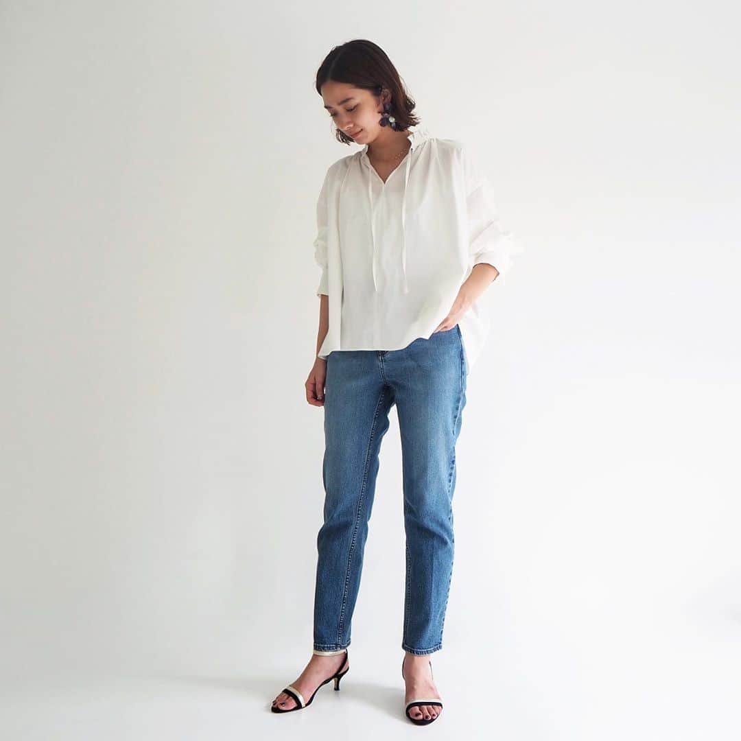 のインスタグラム：「〈 Focus on Denim 〉﻿ ワードローブに必須の定番アイテム、デニム。今こそ秋に向けてアップデートしてみては✨﻿ ﻿ 新作のデニムから、コーディネートを格上げする一本をスタッフがおすすめします。﻿ ﻿ 'Tapered Denim × White Blouse'﻿ ほどよいゆとりのある絶妙なシルエットがきれい見え。シーズンやテイストを問わず活躍するベーシックな一本です。 上品な光沢感のブラウスを選んですっきりと着こなしました。﻿ ﻿ コットンストレッチデニム スリムパンツ / MACPHEE﻿ 12040404102 / ¥17,000＋TAX﻿ 着用サイズ : 36 (32,34,36)﻿ ﻿ ﻿ Recruiter﻿ 立石 / 165cm﻿ ﻿ -MEMBER’S 10％OFF CAMPAIGN-﻿ 8月31日(月)まで「MEMBER’S 10％OFF CAMPAIGN」を開催中です。トゥモローランドメンバーズ会員のお客さまは、オンラインストアでも10％OFFでご購入いただけます。 (プロフィールTOPのURLよりご覧ください🔗) ﻿ ﻿ #tomorrowland_jp﻿ #tomorrowland_womens﻿ #tomorrowland﻿ #fashion﻿ #macphee﻿ #denim」