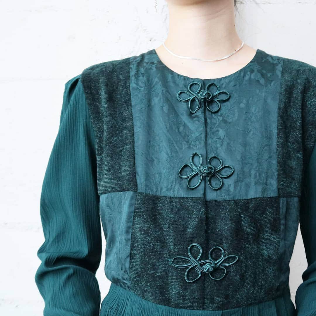 吉祥寺 古着屋 Orfeoのインスタグラム：「China Design Panel Dress  #orfeo #kichijoji #tokyo #vintage #used #fashion #coordinate #outfit  お問い合わせはインスタグラムのプロフィール掲載のメールアドレスにお願いいたします。コメント、DMでのお問い合わせは受け付けておりませんのでご了承ください。 ONLINE SHOPの商品も店頭にてご購入頂けます。気になる商品がございましたらスタッフにお声掛けください。  新型コロナウィルス感染拡大防止策を徹底した上で営業をしております。マスクの着用、入店時にアルコールでの消毒をお願いいたします。」