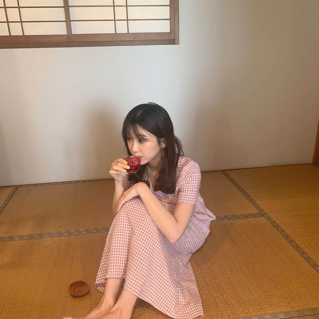 藤原万由子さんのインスタグラム写真 - (藤原万由子Instagram)「. 2枚目、しそジュースの宣伝みたい。笑 . . 足がすっごいおっきく見えるから微妙に切れるようにしたんだけど、それでも伸びてますね笑」8月17日 12時57分 - mayuko_fujiwara