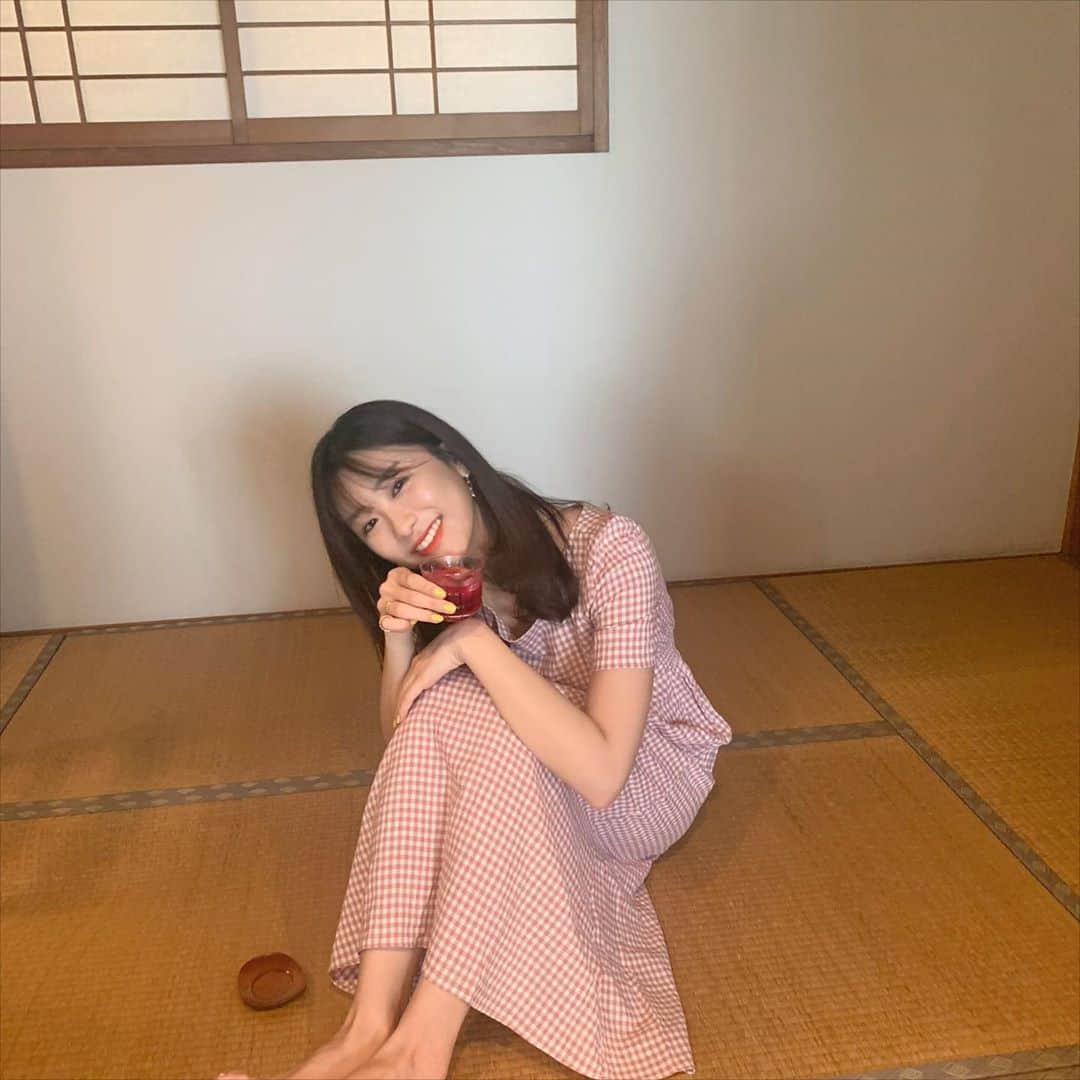 藤原万由子のインスタグラム：「. 2枚目、しそジュースの宣伝みたい。笑 . . 足がすっごいおっきく見えるから微妙に切れるようにしたんだけど、それでも伸びてますね笑」