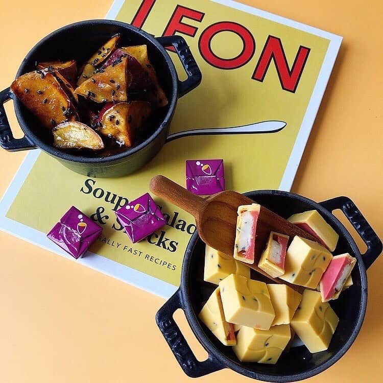 チロルチョコのインスタグラム：「芋栗が美味しく感じる秋に向けての新商品🍠✨﻿ ﻿ 【とろ〜りほくほく大学いも】のご紹介です🥰﻿ ﻿ 秋が旬のさつまいもを使った*大学いも味のチロルチョコ🧚‍♀️✨﻿ ﻿ *とろ〜りほくほく*な味わいにこだわり、再現度の高い商品を目指しました🥺🎖﻿ ﻿ 芋風味チョコと大学芋風味あんで、濃厚な大学いもを表現！﻿ 蜜ソースが口溶けの良さを際立たせます🥰﻿ ザラメのザクッとした食感がアクセント🤓﻿ ﻿ ぜひお試しください❗️﻿ ﻿ ﻿ ﻿ ﻿ ﻿ #tirol #tirolchoco #チロルチョコ #チロル #チョコレート #おやつタイム #chocolate ﻿ #おやつ #onmytable #sweetstable #スイーツ部 #おうちカフェ #日々の暮らし #sweettooth  #チョコ #おやつの時間  #スイーツ女子  #スイーツ男子  #チョコラブ  #chocolatelover  #snack #スイーツ大好き #sweetsmile #スイーツ  #shopチロルチョコ#大学いも#新商品#さつまいも﻿ ﻿」