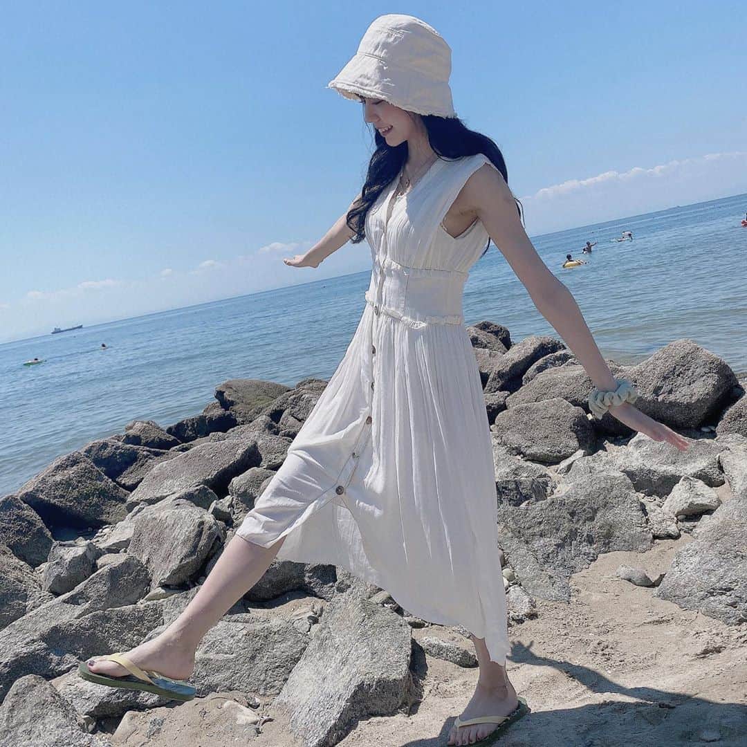 野島樺乃のインスタグラム：「あ〜私の恋は南の風に乗って走るわ👒 . . . . #海 #美浜 #海コーデ #夏 #白ワンピ #バケハ #fff #👒」