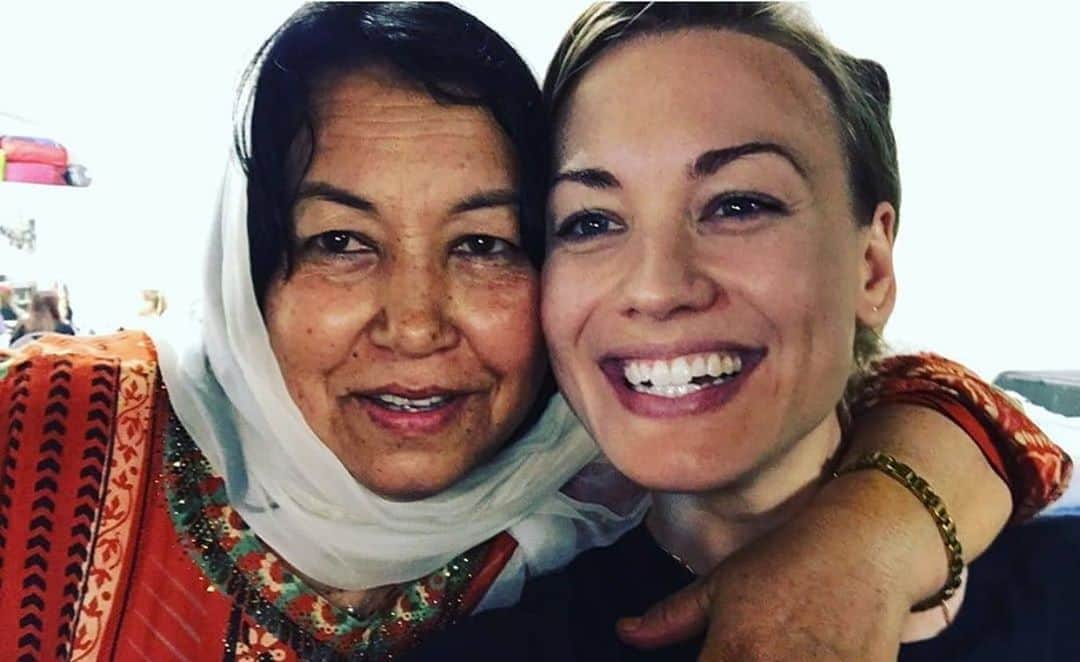 トームさんのインスタグラム写真 - (トームInstagram)「Black and Brown people are not just a  backdrop for white stories of grief, redemption and guilt!!! The age old White Savior narrative on repeat...  #repost from the star of @statelesstv @yvonnestrahovski “ I learned so much from our extraordinary background artists while shooting #Stateless. Hearing their real life stories of displacement & statelessness was both eye opening & heart breaking. Some had even experienced the now shut down detention centre that was up the road from our replica set one. It was this experience that set this project apart for me, from any other. I am grateful to have have been a part of the project. This is a pic of Fatima & me ❤️ “#statelesstv @netflix  Just as #THEHELP intended to tell the real stories of pre civil rights black workers in the North American South, and ended up telling the story of white protagonists instead, (just ask @violadavis ) #STATELESS uses the stories of refugees in Australia as a backdrop for white women (and some men) and their struggles! The performances by Yvonne, Marta and Jai are all good (Fayssal Bazzi and Sarah Pierse are the standouts) but why more stories where we are forced to empathize with captors to understand the captives? Incidentally #AshaKeddie is so good it’s hard not to empathize with her complicated villain   I understand that the plot centers around an Australian with mental health issues based on #CorneliaRau, but why was her life and scandalous detention the impetus for a tv series headed by Hollywood heavyweight #CateBlanchet (in a bizarre turn) instead of countless unheard stories of cruel state sanctioned detention of #refugees and #BIPOC ?!   “Because non BIPOC viewers can't see themselves in BIPOC characters. It's an empathy entry point. Unfortunate but effective. Unfair but true.” Said my cousin @gourmetchaplain   #THEVISITOR beautifully touched on this empathy gap but still necessarily situated a white man (the brilliant #RichardJenkins) at the centre of the tale...  Also why not tell the story of the Phillipino born Australian Vivian Solon who was actually incorrectly deported around the same time?!」8月17日 13時05分 - tomenyc