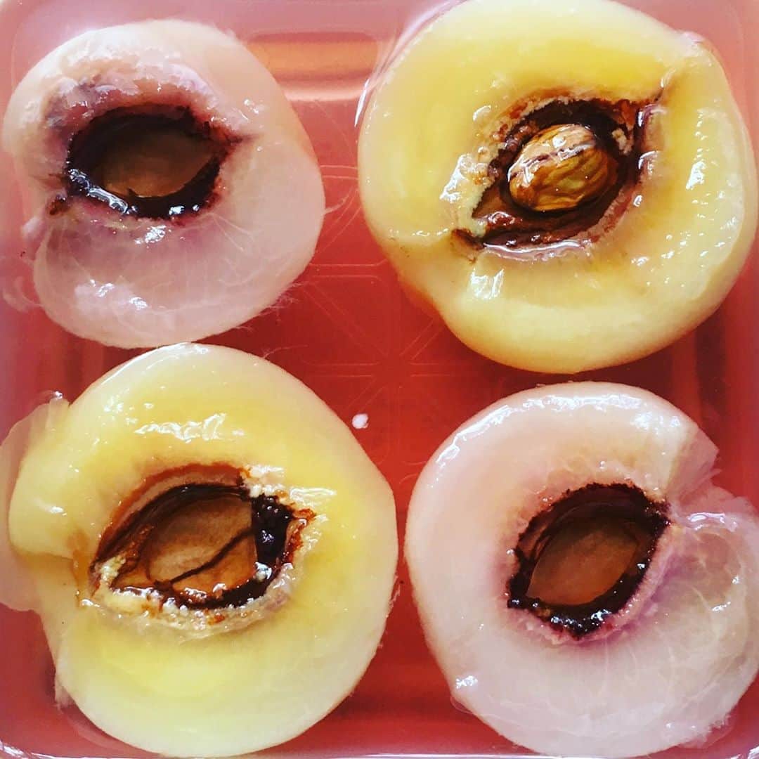 のインスタグラム：「なんだか海の生き物感があるけど、桃のコンポートです。」