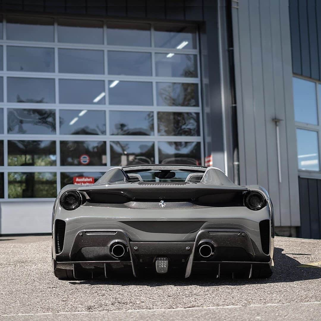 CARLiFESTYLEさんのインスタグラム写真 - (CARLiFESTYLEInstagram)「Love this Ferrari 488 Pista Spider spec! Photo by @srs_swissrichstreets #carlifestyle #488pista」8月17日 13時10分 - carlifestyle