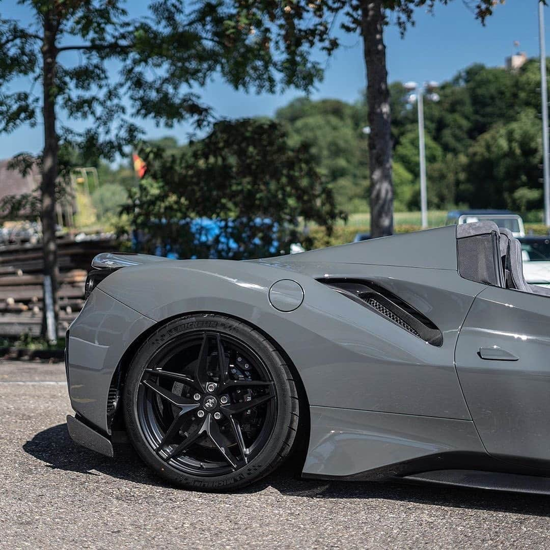 CARLiFESTYLEさんのインスタグラム写真 - (CARLiFESTYLEInstagram)「Love this Ferrari 488 Pista Spider spec! Photo by @srs_swissrichstreets #carlifestyle #488pista」8月17日 13時10分 - carlifestyle