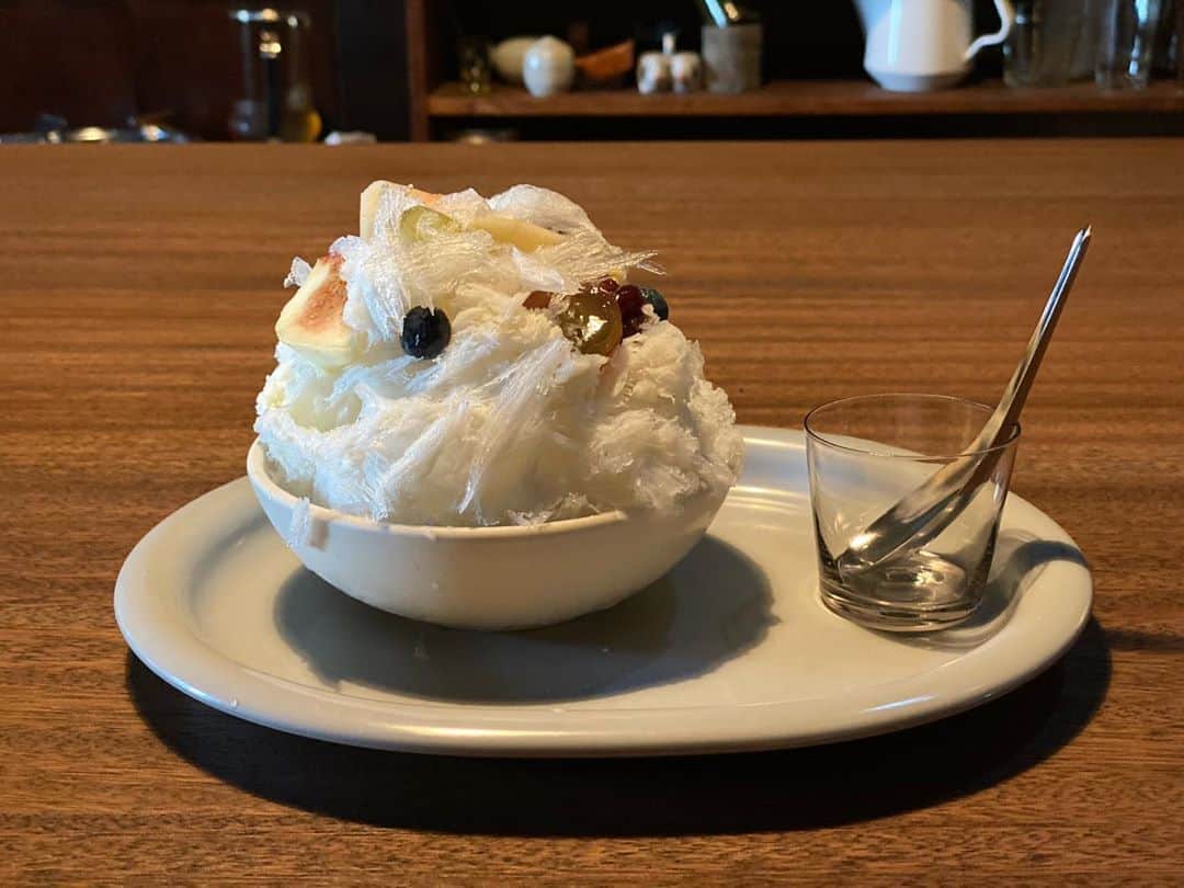 青山有紀さんのインスタグラム写真 - (青山有紀Instagram)「だいすきなお店で今年初のカキ氷と生イチジクスカッシュ。 の後にネパールの定食、ダルバート。」8月17日 13時15分 - yukiaoya